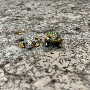 Sparkling Frog Brooch Set